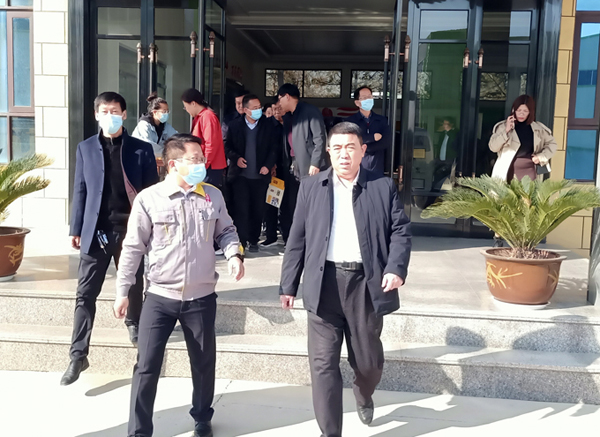 河南省農業廳專家驗收小組對蘭考花生基地及特香型花生油加工設備進行綠色食品加工認證驗收(圖2) 河南省農業廳專家驗收小組對蘭考花生基地及特香型花生油加工設備進行綠色食品加工認證驗收(圖2)